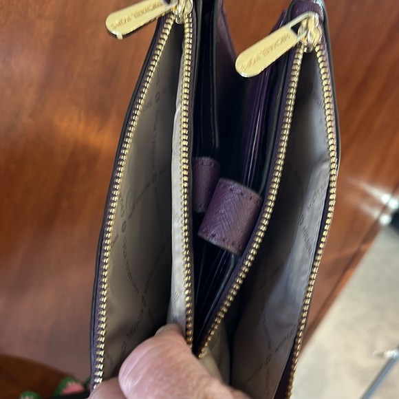 Michael Kors  NWOT  Spacious wristletwallet  burgundy/pink floral   gold tone HW - Picture 12 of 16